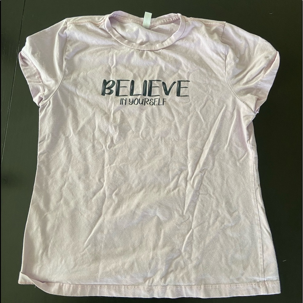 Pink t-shirt "believe"